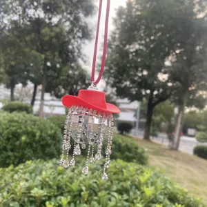Rosa Cowboyhut Disco Kugel Auto Deko mit glitzernden Strassfransen fuer den Rueckspiegel.