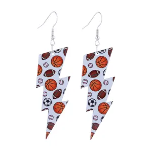 Vue détaillée et rapprochée de ces jolies boucles d'oreilles éclair imprimées en acrylique.