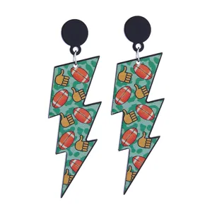 Gros plan détaillé de boucles d'oreilles en acrylique éclair rugby sport avec impression double.