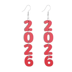 Detaillierte Nahaufnahme der roten hölzernen 2026 Jahreszahl-Hängeohrringe im Festtagsdesign.
