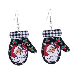 Nahaufnahme der Details von Weihnachtshandschuh Acryl Ohrringen mit Weihnachtsmann Design.