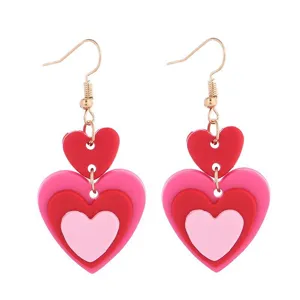 Charmante mehrschichtige Herz-Ohrringe, süßes rosa-rotes Farbblock-Design für Damen.