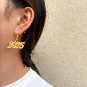 Goldene 2025 Nummer Ohrringe für Damen, moderne minimalistische Ohrhänger Mode Accessoire.