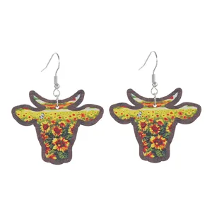Retro westlicher Cowboy-Stil Holz Kuh Kopf Ohrringe mit lebendigem Sonnenblumenmuster.