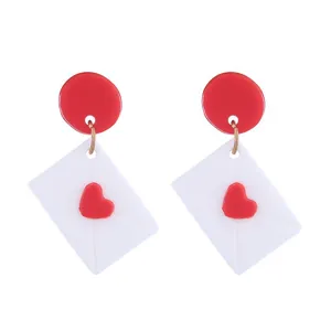 Rote und weiße Liebesbrief Umschlag Ohrringe Detailansicht, romantischer Valentinstag Schmuck.