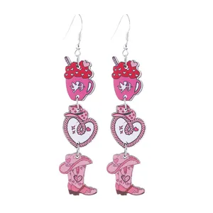 Süße rosa Cowboy Stiefel Herzen hölzerne lange Ohrringe Detailansicht für Valentinstag.