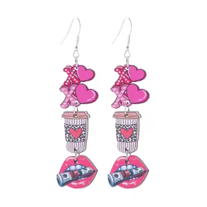 Nahaufnahme der lebendigen rosa Valentinstag Holz Ohrringe mit Herzen und Lippen Motiv.