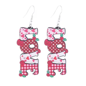 Valentinstag hölzerne LOVE Ohrringe mit Herz und Rosen Design für festliche Partys.