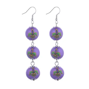 Lange kralen oorbellen met paarse ronde kralen en klassiek Mardi Gras driekleurig Fleur-de-lis motief.