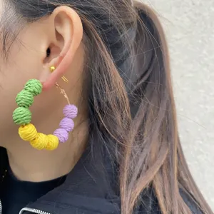 Kleurrijke Gevlochten Bal Hoepel Oorbellen Handgemaakt Groen Geel Paars Festival Feest Sieraden