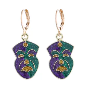 Vue de détail de boucles d'oreilles masque de carnaval avec finition pailletée violette.