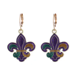 Vue rapprochée de boucles d'oreilles pendantes en émail brillant aux couleurs festives.