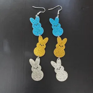 Osterhase Ohrringe mit dreifachen bunten Glitzer Acryl Anhängern für Damen und Mädchen.