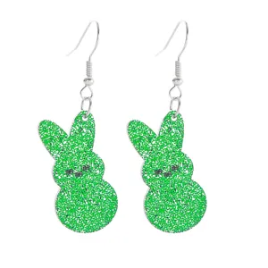 Nahaufnahme der grünen Glitzer-Häschen-Ohrringe aus Acryl mit funkelnder Oberfläche und Haken.