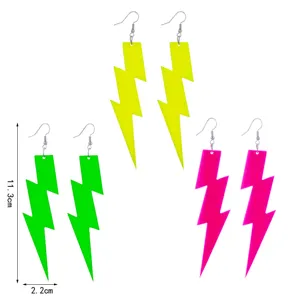 Neon acryl bliksemvormige oorbellen in fel geel, groen en roze voor feestelijke gelegenheden.