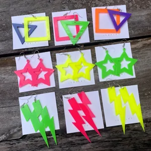 Neon acryl geometrische oorbellen met sterren driehoeken vierkanten en bliksemflitsen voor feest.