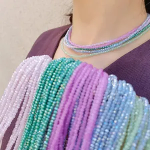 Bunte Kristallperlen Choker Halskette, Detailansicht mehrlagiges Pastell Perlendesign.