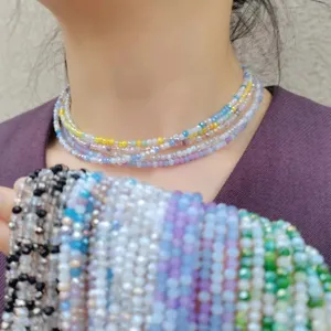 Detailansicht der bunten Kristall Glasperlen Choker Halskette, modischer Sommerschmuck.