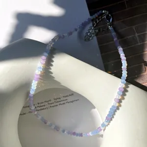 Detailaufnahme der pastellfarbenen Perlenkette mit facettierten Glaskristallen und Metallkette.