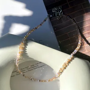 Nahaufnahme Detail der bunten Glas Kristall Perlen Halskette Choker, modisches Sommer Accessoire.