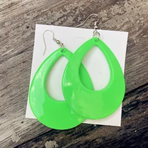 Fluorescerend groene acryl druppel oorbellen met zilveren haken op een witte displaykaart.