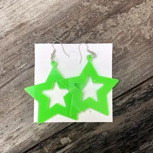 Neon groene acryl holle vijfhoekige ster oorbellen, trendy jaren 80 feeststijl.