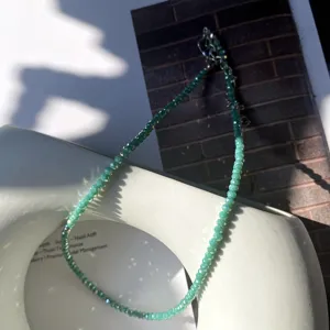 Detailansicht der grünen Kristall Perlen Choker Halskette mit facettierten Glasperlen neu.