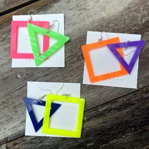 Neon acryl geometrische oorbellen set met vierkante en driehoekige vormen in heldere kleuren.