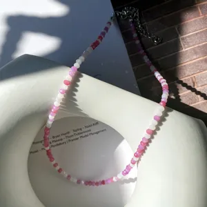Nahaufnahme einer trendigen pink-lila Kristall Perlen Choker Halskette Sommerschmuck