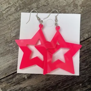 Neon roze acryl ster hangende oorbellen voor vrouwen, vintage jaren 80 feest sieraden.