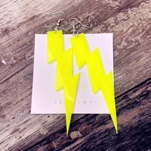 Neon gele acryl bliksem schicht oorbellen, opvallend statement sieraad voor feest en dagelijks.