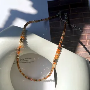 Bunte Kristall Perlen Choker Halskette fuer Damen, stilvoller Sommerschmuck in Detailansicht.