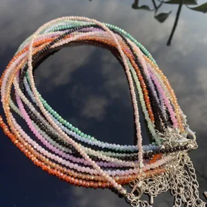 Bunte Kristallperlen Choker Halskette Set, stilvolle gestapelte Glasperlen Kette für Damen.