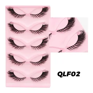 Detailansicht von 5 Paaren dicken Cat-Eye geschwungenen künstlichen Wimpern auf rosa Schale.