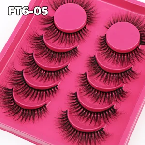 Detailansicht von 6 Paaren dicker natürlicher künstlicher Wimpern auf einer rosa Plastikschale.