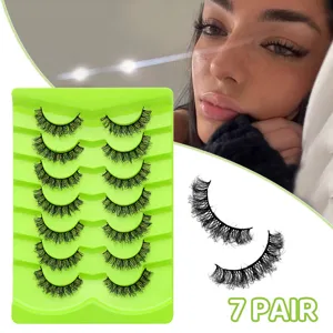 Detaillierte Nahaufnahme mit den 7 Paar künstlichen Wimpern auf Ablage und Modelloptik.