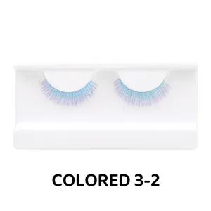 Nahaufnahme von bunten künstlichen Wimpern im Detail auf weißer Schale Stil 3-2