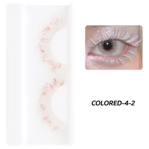 Detaillierte Nahaufnahme von farbigen, buschigen falschen Wimpern auf weißem Tray.
