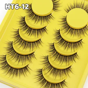 Detaillierte Nahaufnahme von 6 Paaren kurzen natürlichen künstlichen Wimpern auf Tablett.