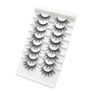 Detailansicht von mehrpaarigen künstlichen Wimpern ordentlich auf einer weißen Schale.
