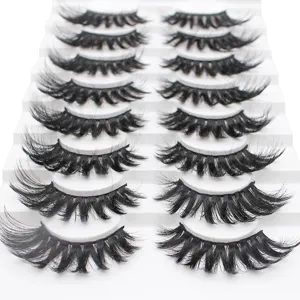 Nahaufnahme von dicken flauschigen künstlichen Wimpern ordentlich auf weißem Display.