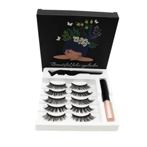 Detailansicht des magnetischen Künstliche Wimpern Sets mit 5 Paaren, Eyeliner und Pinzette.
