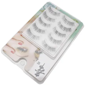 Detailaufnahme von 5 Paaren natürlicher künstlicher Wimpern mit durchsichtigem Band für Augen.
