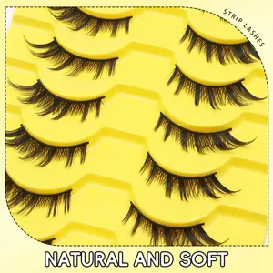 Detailansicht von dichten und nahtlosen künstlichen Wimpern für natürliches Make-up und Cosplay.