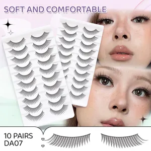 Nahaufnahme von Segment-Wimpern mit natürlichem Schwung und praktischer Zehner-Palette.