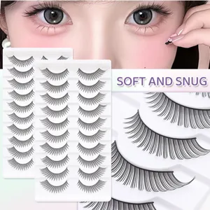Detaillierte Nahaufnahme segmentierter künstlicher Wimpern, natürlich fluffig, 10er Tablett.