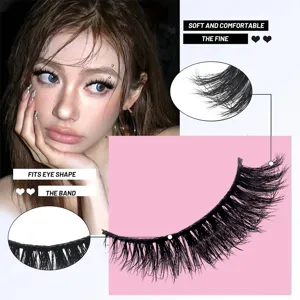 Dichte und natürliche künstliche Wimpern mit Detailansicht der Fasern und bequemem Band für Make-up.