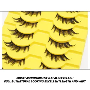 Detailansicht dichten naeuerlicher kuenstlicher Wimpern auf gelbem Tablett, Mode.