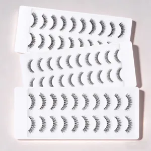 Nahaufnahme der mehrschichtigen künstlichen Wimpern im Set, saubere Anordnung, feine Textur.
