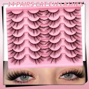 Detailansicht von Katzenaugen-Künstlichen Wimpern im Set auf rosa Tablett präsentiert.